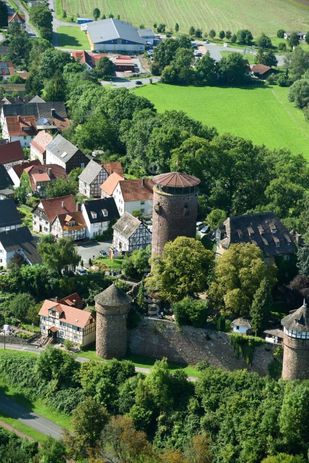 Trendelburg aus der Vogelperspektive: Burganlage des Schloss Hotel Burg Trendelburg am Steinweg in Trendelburg im Bundesland Hessen, Deutschland