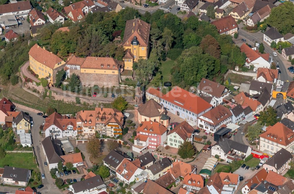 Mahlberg von oben - Burganlage des Schloss im Innenstadtkern in Mahlberg im Bundesland Baden-Württemberg, Deutschland