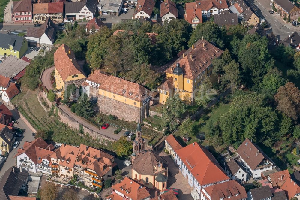 Mahlberg aus der Vogelperspektive: Burganlage des Schloss im Innenstadtkern in Mahlberg im Bundesland Baden-Württemberg, Deutschland