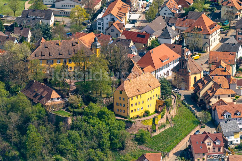 Mahlberg aus der Vogelperspektive: Burganlage des Schloss im Innenstadtkern in Mahlberg im Bundesland Baden-Württemberg, Deutschland