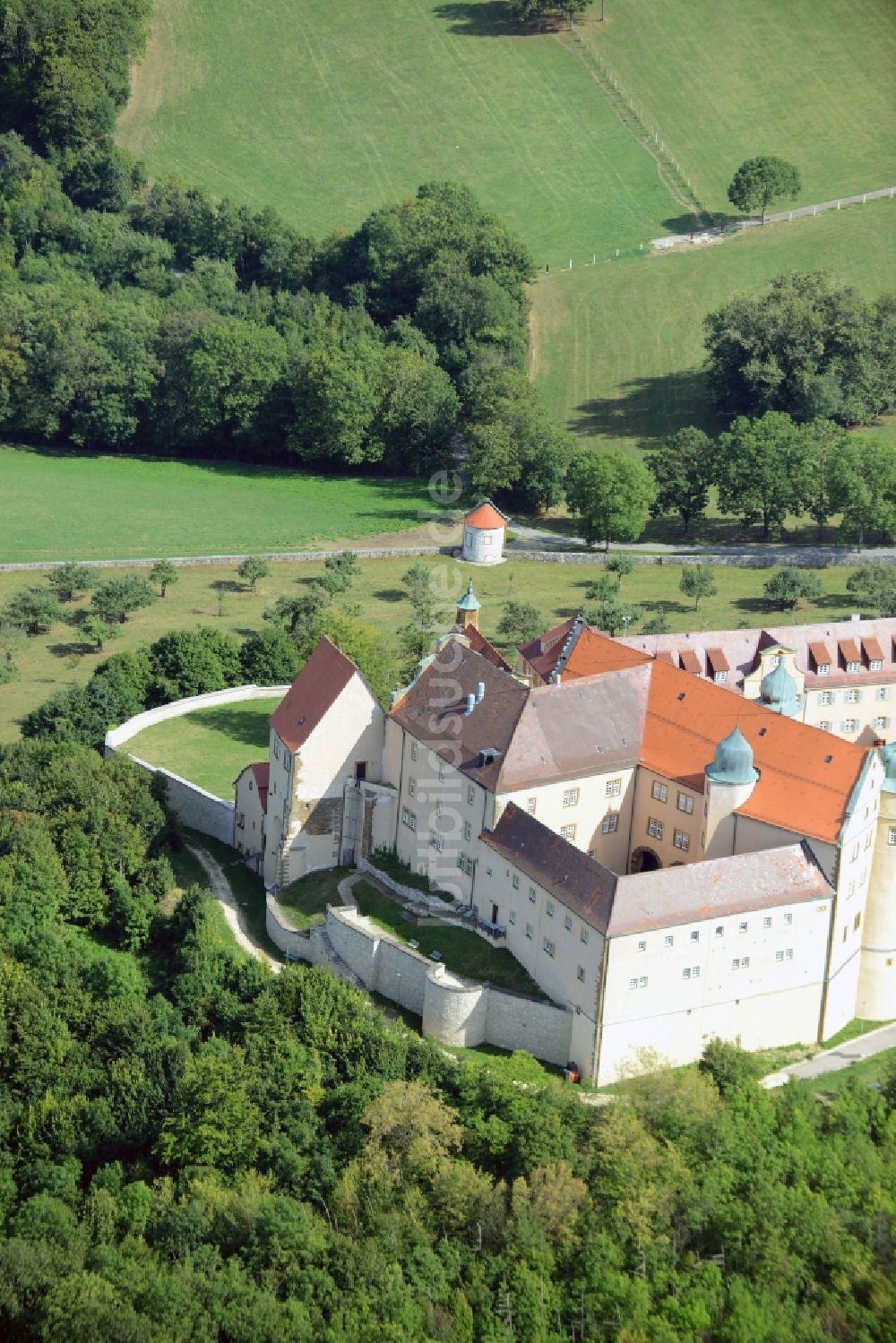 Lauchheim aus der Vogelperspektive: Burganlage des Schloss Kapfenburg in Lauchheim im Bundesland Baden-Württemberg