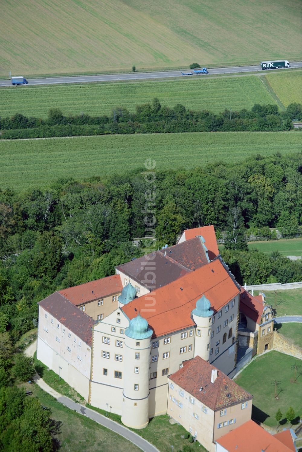 Luftaufnahme Lauchheim - Burganlage des Schloss Kapfenburg in Lauchheim im Bundesland Baden-Württemberg