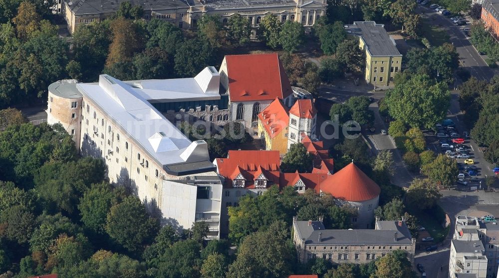 Luftaufnahme Halle (Saale) - Burganlage des Schloss Kunstmuseum Moritzburg am Friedemann-Bach-Platz im Ortsteil Mitte in Halle (Saale) im Bundesland Sachsen-Anhalt