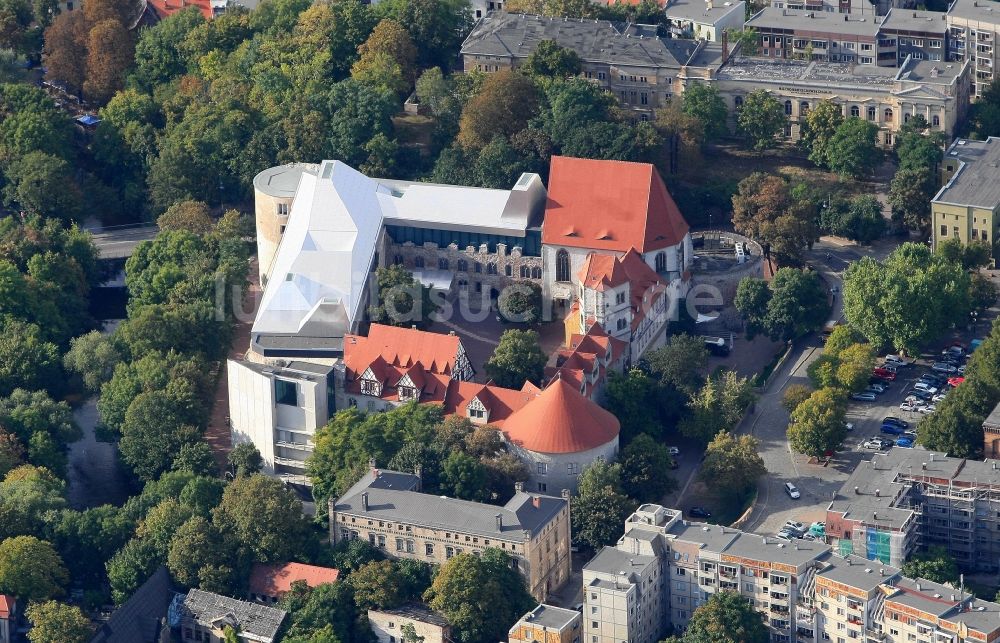 Luftaufnahme Halle (Saale) - Burganlage des Schloss Kunstmuseum Moritzburg am Friedemann-Bach-Platz im Ortsteil Mitte in Halle (Saale) im Bundesland Sachsen-Anhalt