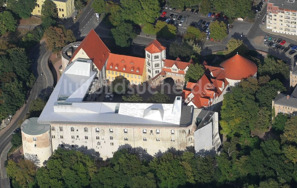 Halle (Saale) von oben - Burganlage des Schloss Kunstmuseum Moritzburg am Friedemann-Bach-Platz im Ortsteil Mitte in Halle (Saale) im Bundesland Sachsen-Anhalt