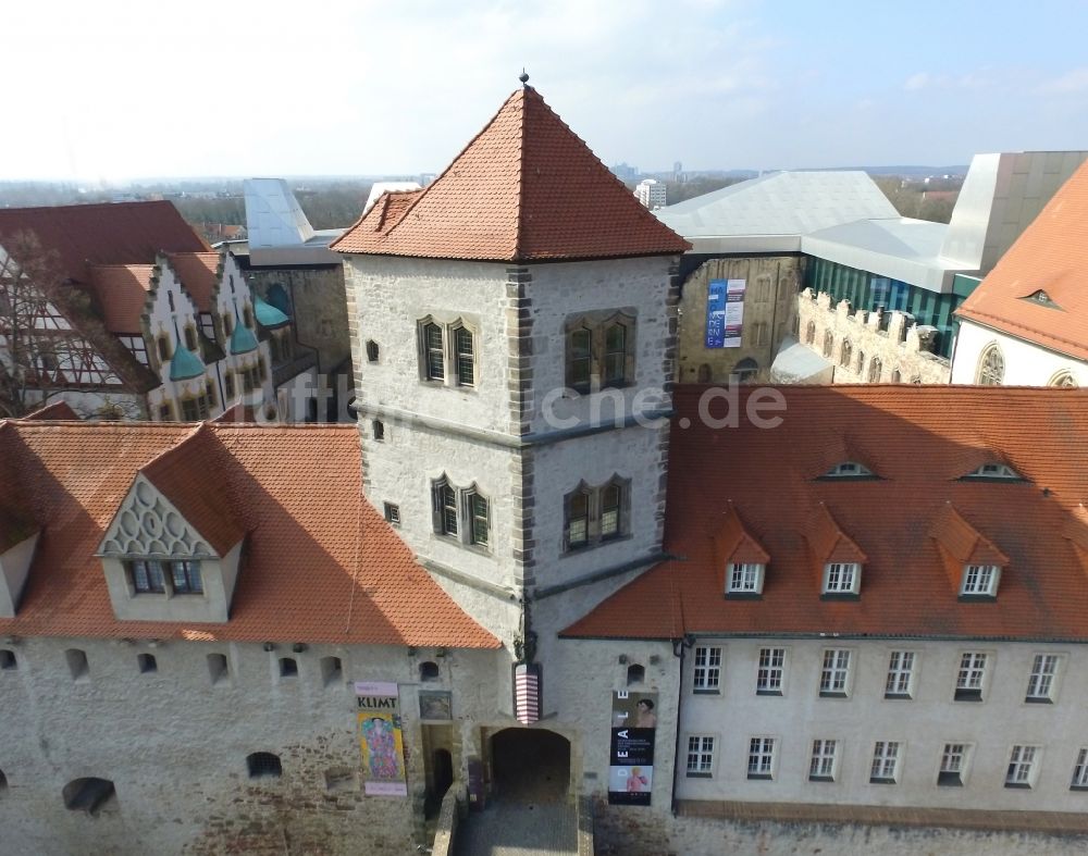 Luftaufnahme Halle (Saale) - Burganlage des Schloss Kunstmuseum Moritzburg am Friedemann-Bach-Platz im Ortsteil Mitte in Halle (Saale) im Bundesland Sachsen-Anhalt