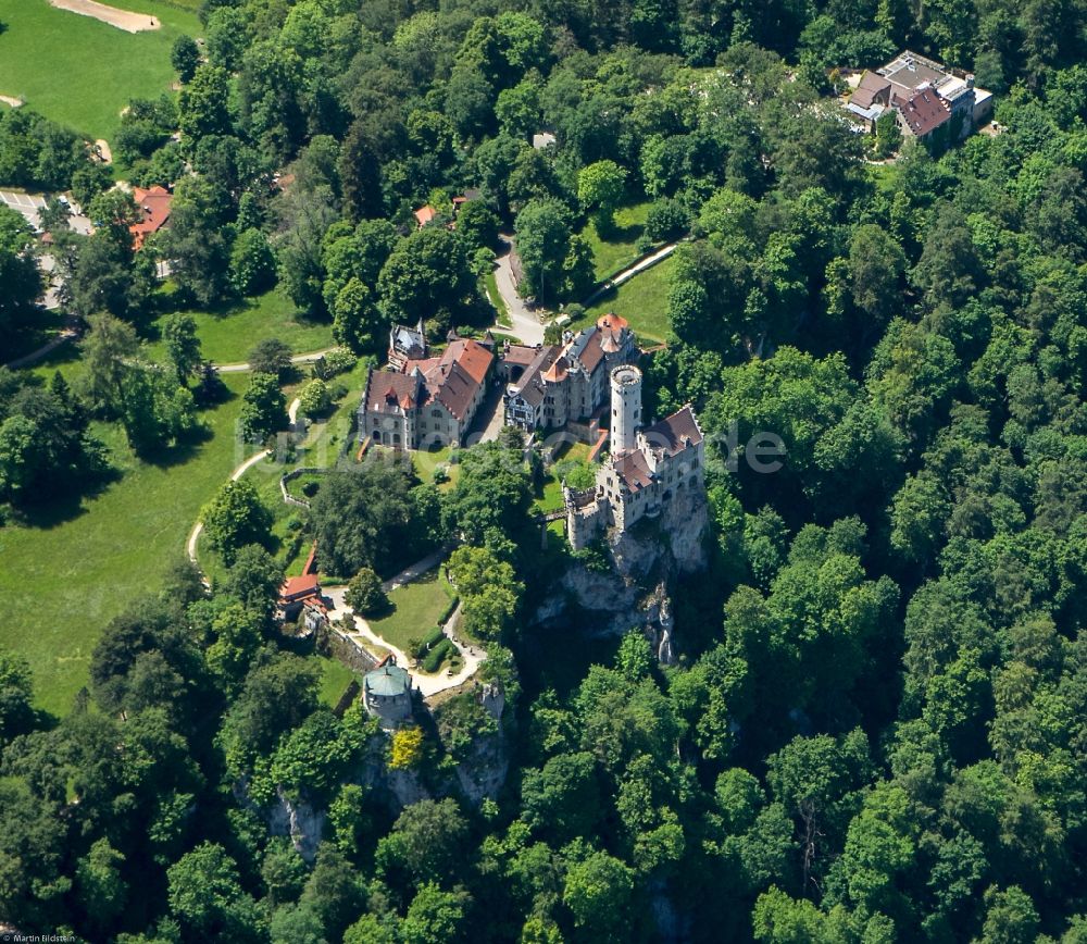 Luftaufnahme Lichtenstein - Burganlage des Schloss Lichtenstein im Ortsteil Unterhausen in Lichtenstein im Bundesland Baden-Württemberg