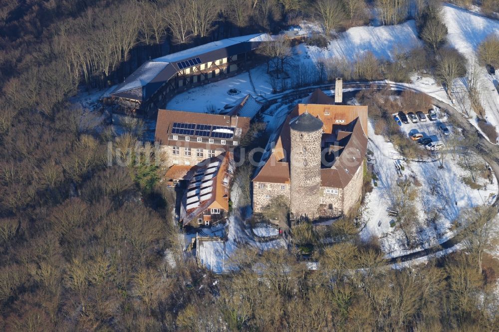 Witzenhausen von oben - Burganlage des Schloss Ludwigstein im Winter in Witzenhausen im Bundesland Hessen