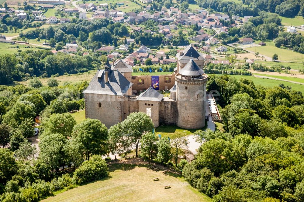 Luftaufnahme Manderen - Burganlage des Schloss Malbrouck in Manderen in Grand Est, Frankreich