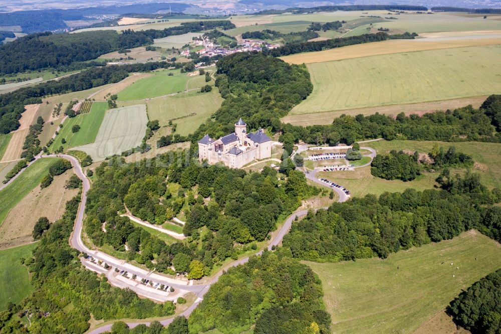 Manderen aus der Vogelperspektive: Burganlage des Schloss Malbrouck in Manderen in Grand Est, Frankreich