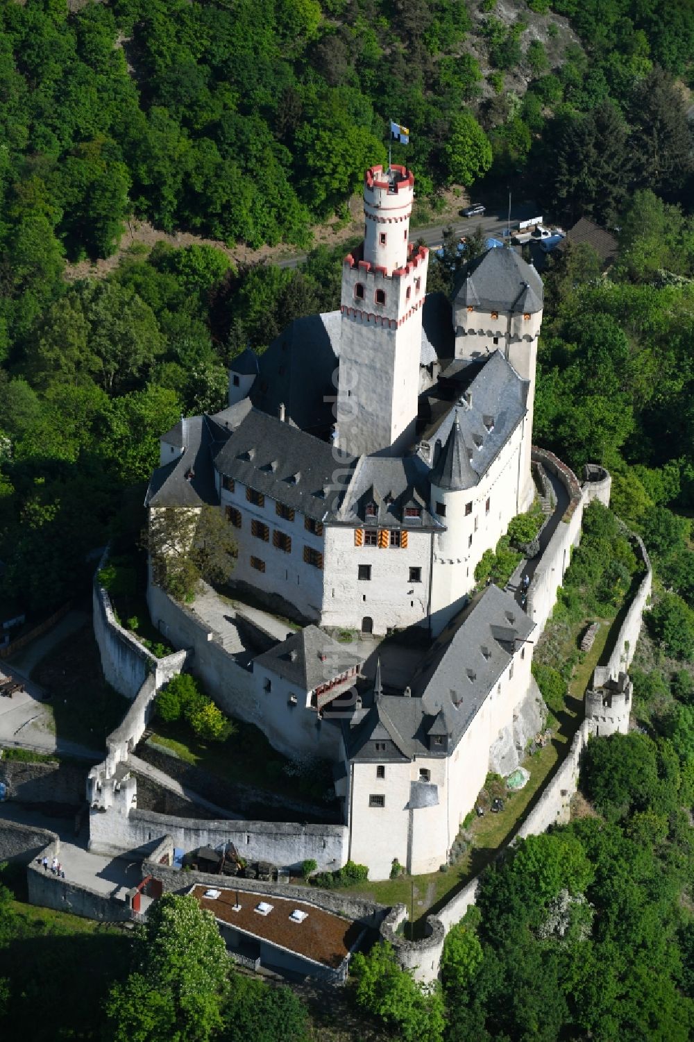 Luftaufnahme Braubach - Burganlage des Schloss Marksburg in Braubach im Bundesland Rheinland-Pfalz, Deutschland