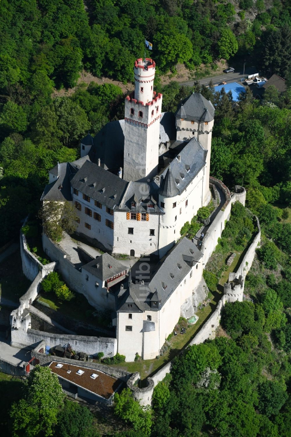 Braubach von oben - Burganlage des Schloss Marksburg in Braubach im Bundesland Rheinland-Pfalz, Deutschland