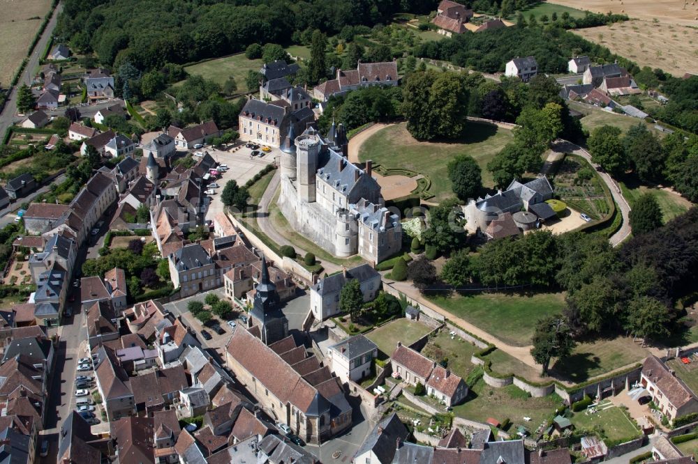 Luftaufnahme Montmirail - Burganlage des Schloss in Montmirail in Pays de la Loire, Frankreich