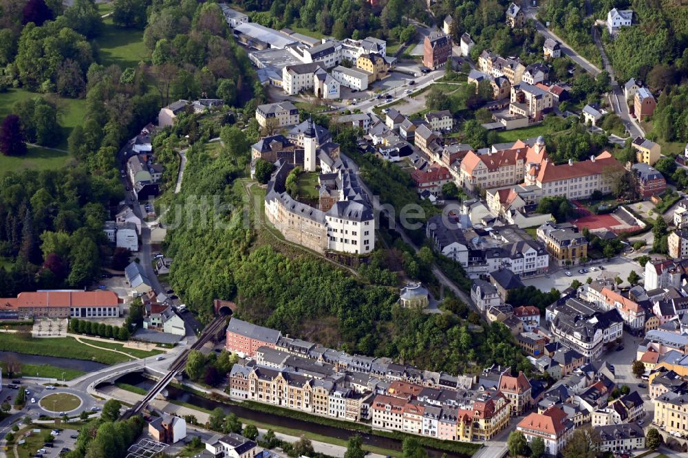 Greiz aus der Vogelperspektive: Burganlage des Schloss Oberes Schloss in Greiz im Bundesland Thüringen, Deutschland