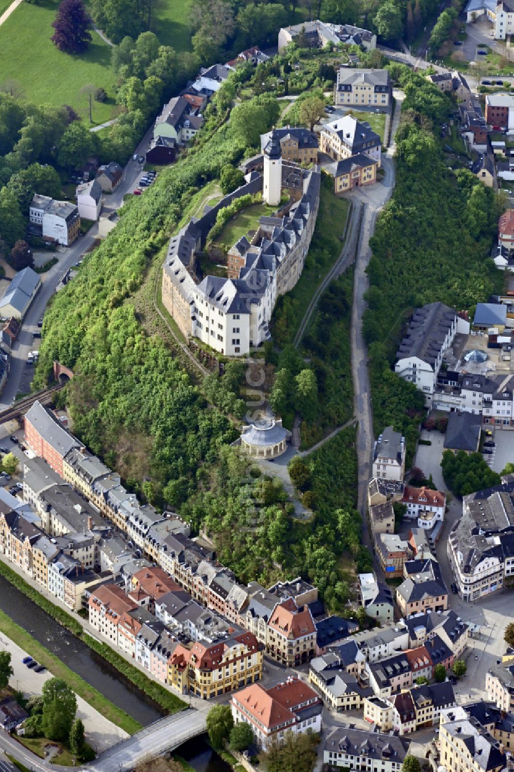 Greiz von oben - Burganlage des Schloss Oberes Schloss in Greiz im Bundesland Thüringen, Deutschland
