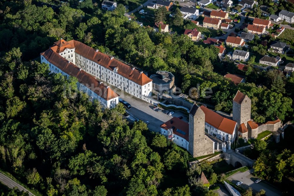 Luftaufnahme Beilngries - Burganlage des Schloss im Ortsteil Hirschberg in Beilngries im Bundesland Bayern, Deutschland