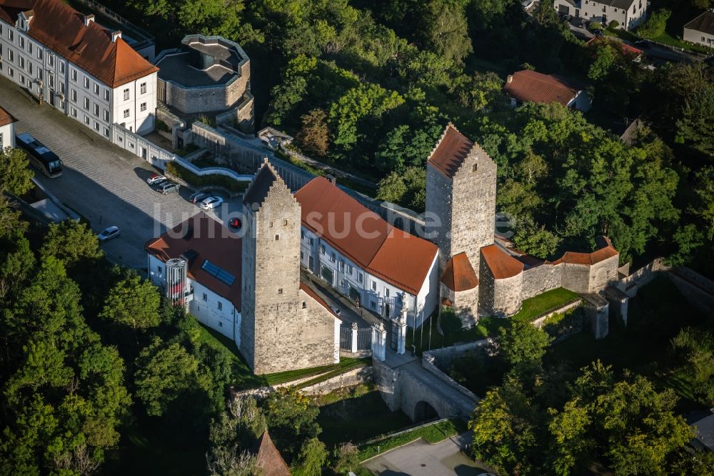 Beilngries von oben - Burganlage des Schloss im Ortsteil Hirschberg in Beilngries im Bundesland Bayern, Deutschland