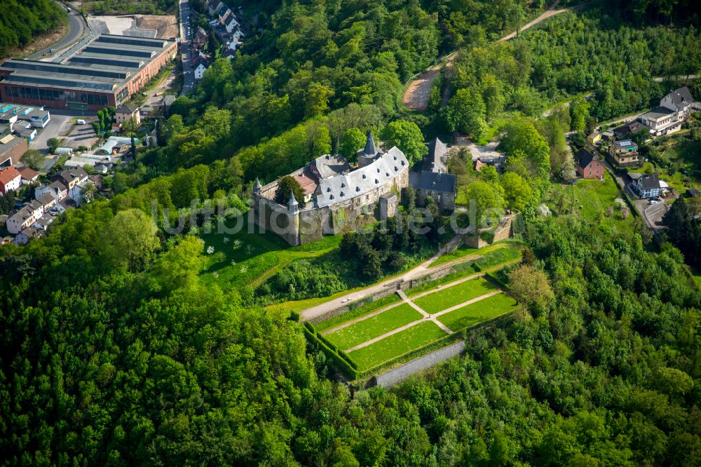 Luftaufnahme Hagen - Burganlage des Schloss im Ortsteil Hohenlimburg in Hagen im Bundesland Nordrhein-Westfalen, Deutschland