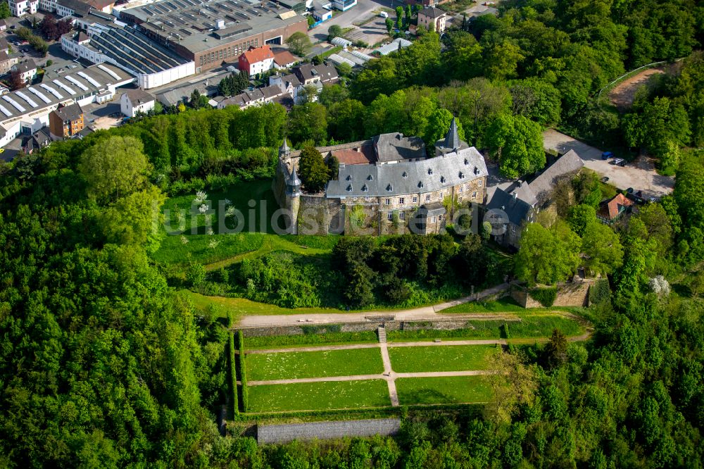 Hagen von oben - Burganlage des Schloss im Ortsteil Hohenlimburg in Hagen im Bundesland Nordrhein-Westfalen, Deutschland