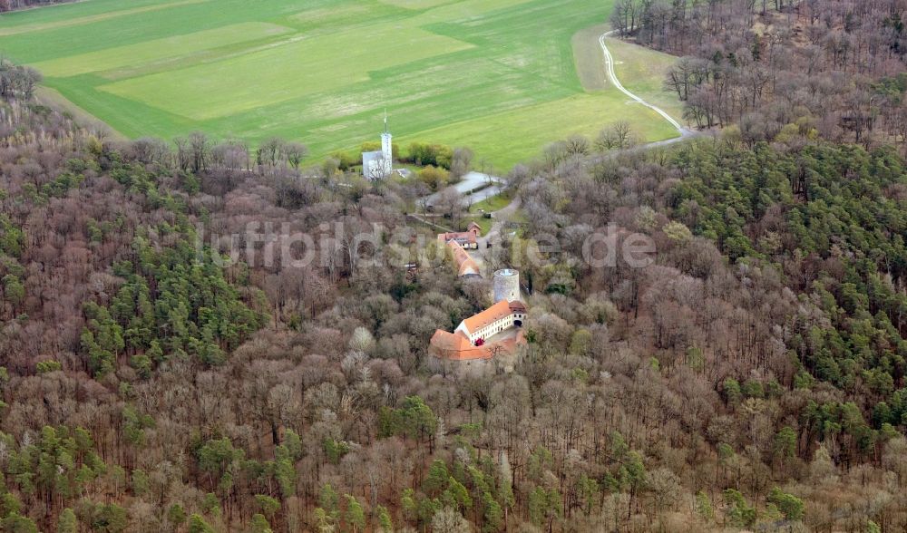 Luftaufnahme Rabenstein/Fläming - Burganlage des Schloss im Ortsteil Raben in Rabenstein/Fläming im Bundesland Brandenburg, Deutschland