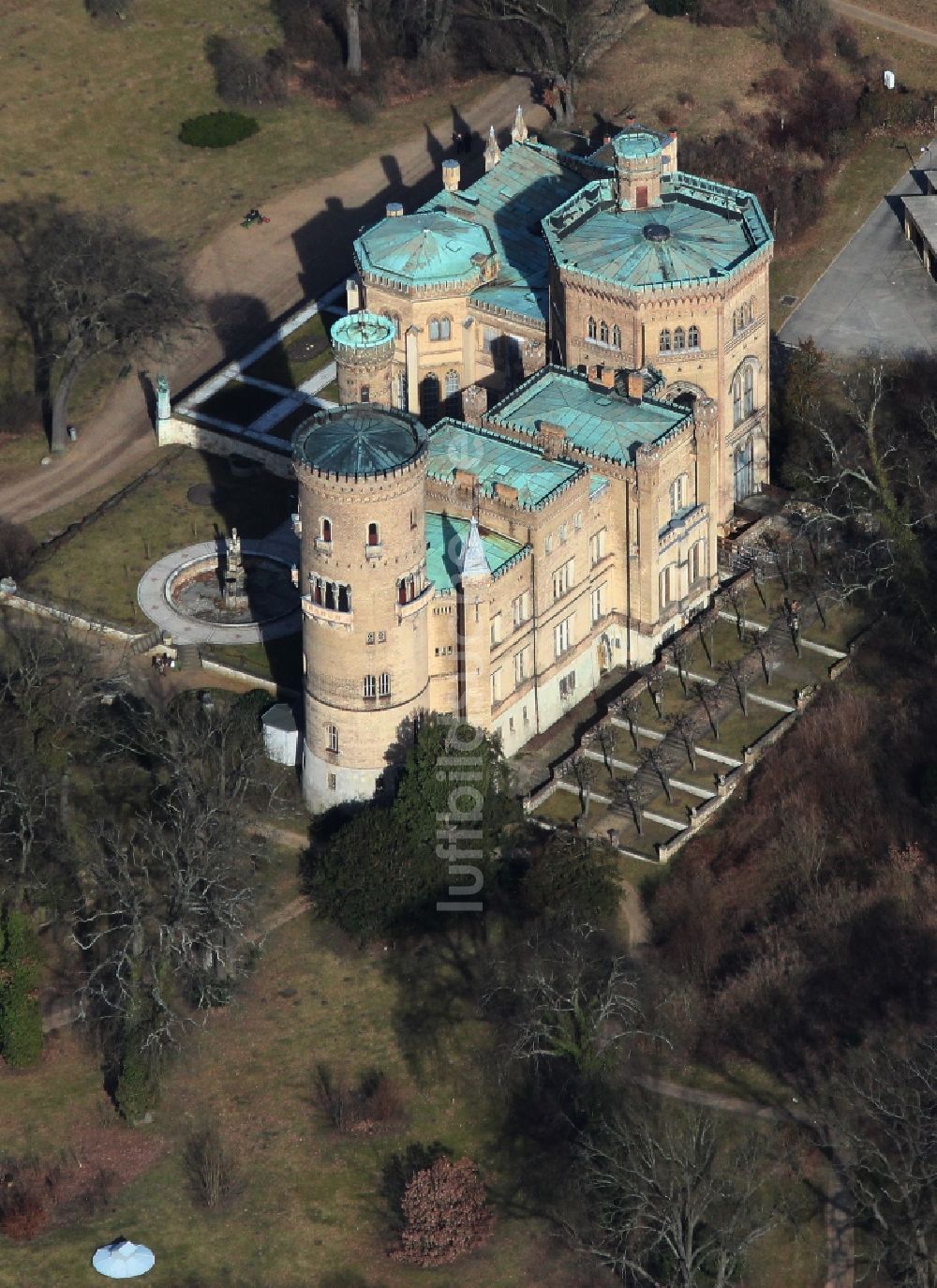 Potsdam von oben - Burganlage des Schloss im Park im Ortsteil Babelsberg in Potsdam im Bundesland Brandenburg