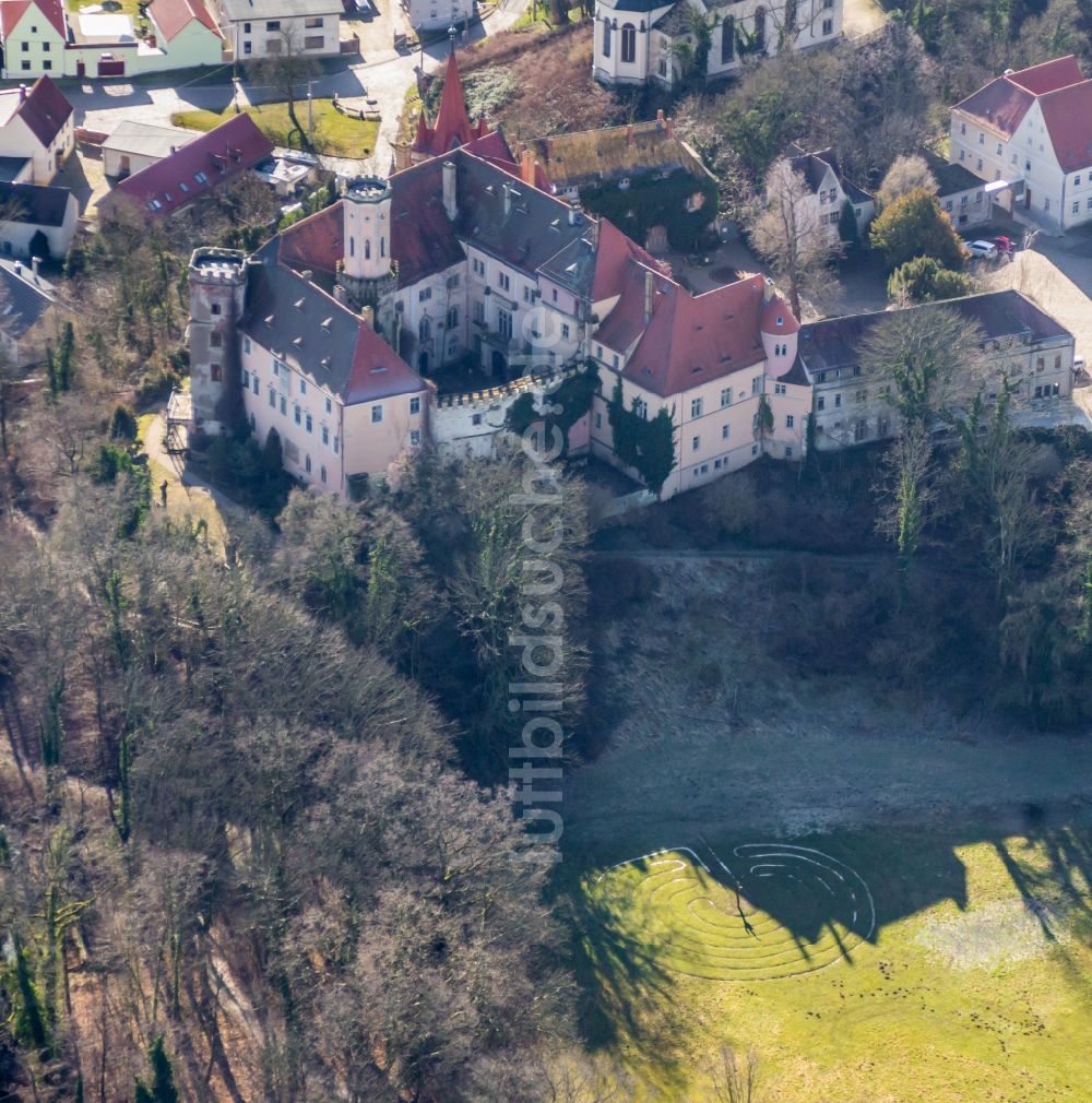 Machern aus der Vogelperspektive: Burganlage des Schloss Püchau in Machern im Bundesland Sachsen, Deutschland