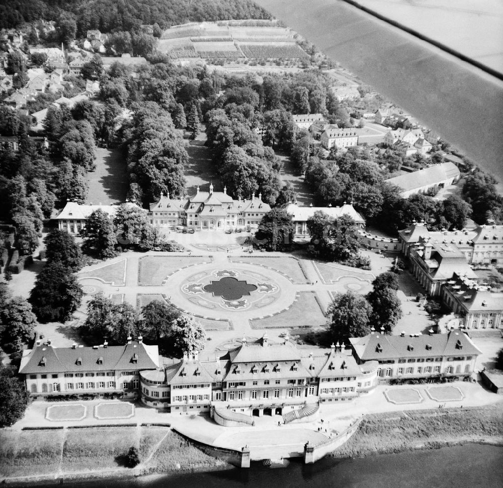 Dresden von oben - Burganlage des Schloss Pillnitz in Dresden im Bundesland Sachsen