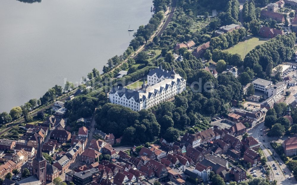 Plön aus der Vogelperspektive: Burganlage des Schloss Plön in Plön im Bundesland Schleswig-Holstein