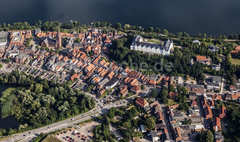 Plön aus der Vogelperspektive: Burganlage des Schloss Plön in Plön im Bundesland Schleswig-Holstein