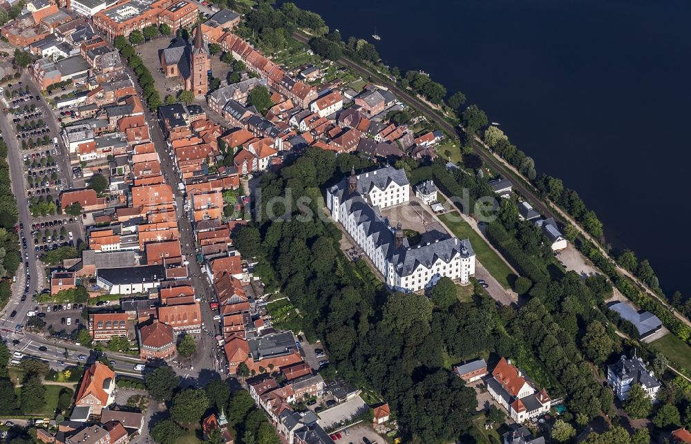 Luftaufnahme Plön - Burganlage des Schloss Plön in Plön im Bundesland Schleswig-Holstein