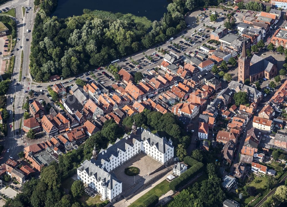 Plön von oben - Burganlage des Schloss Plön in Plön im Bundesland Schleswig-Holstein