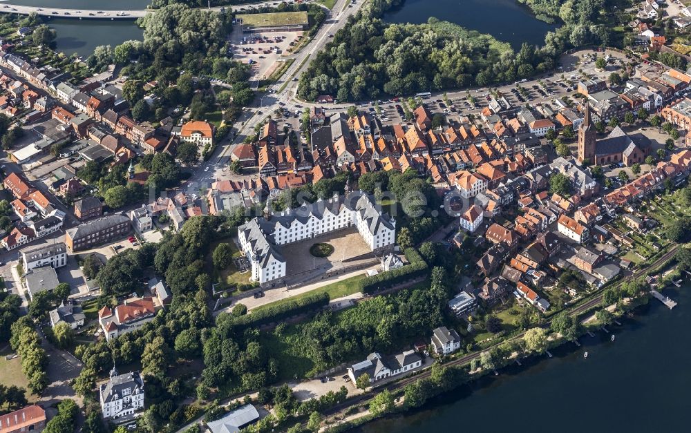 Luftbild Plön - Burganlage des Schloss Plön in Plön im Bundesland Schleswig-Holstein