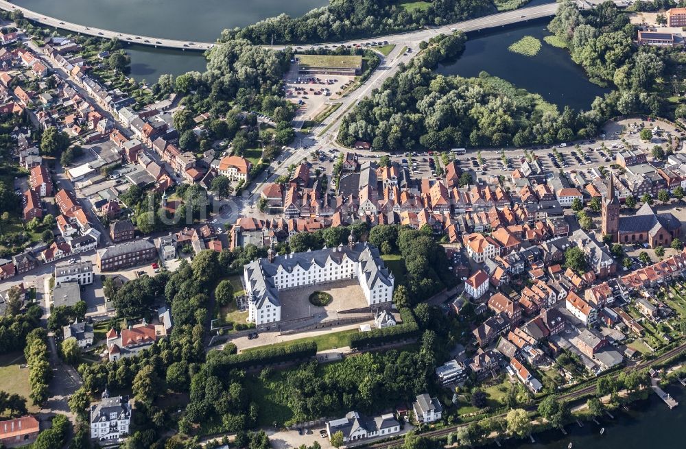 Luftaufnahme Plön - Burganlage des Schloss Plön in Plön im Bundesland Schleswig-Holstein