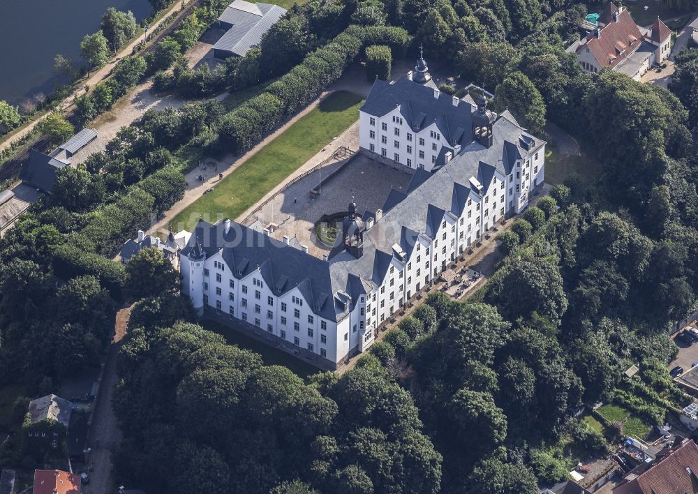 Plön aus der Vogelperspektive: Burganlage des Schloss Plön in Plön im Bundesland Schleswig-Holstein