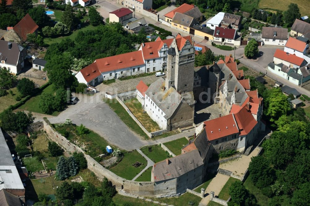 Plötzkau von oben - Burganlage des Schloss Plötzkau in Plötzkau im Bundesland Sachsen-Anhalt, Deutschland