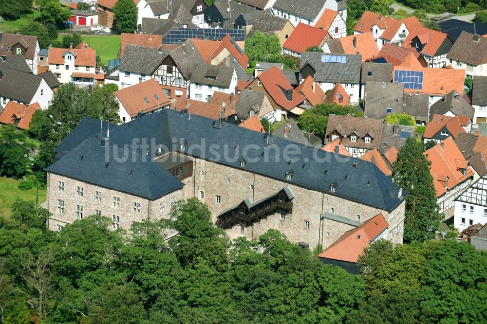 Diemelstadt von oben - Burganlage des Schloss Rhoden in Diemelstadt im Bundesland Hessen, Deutschland