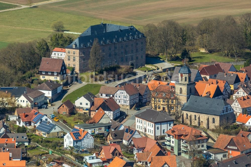 Luftaufnahme Diemelstadt - Burganlage des Schloss Rhoden im Ortsteil Rhoden in Diemelstadt im Bundesland Hessen, Deutschland