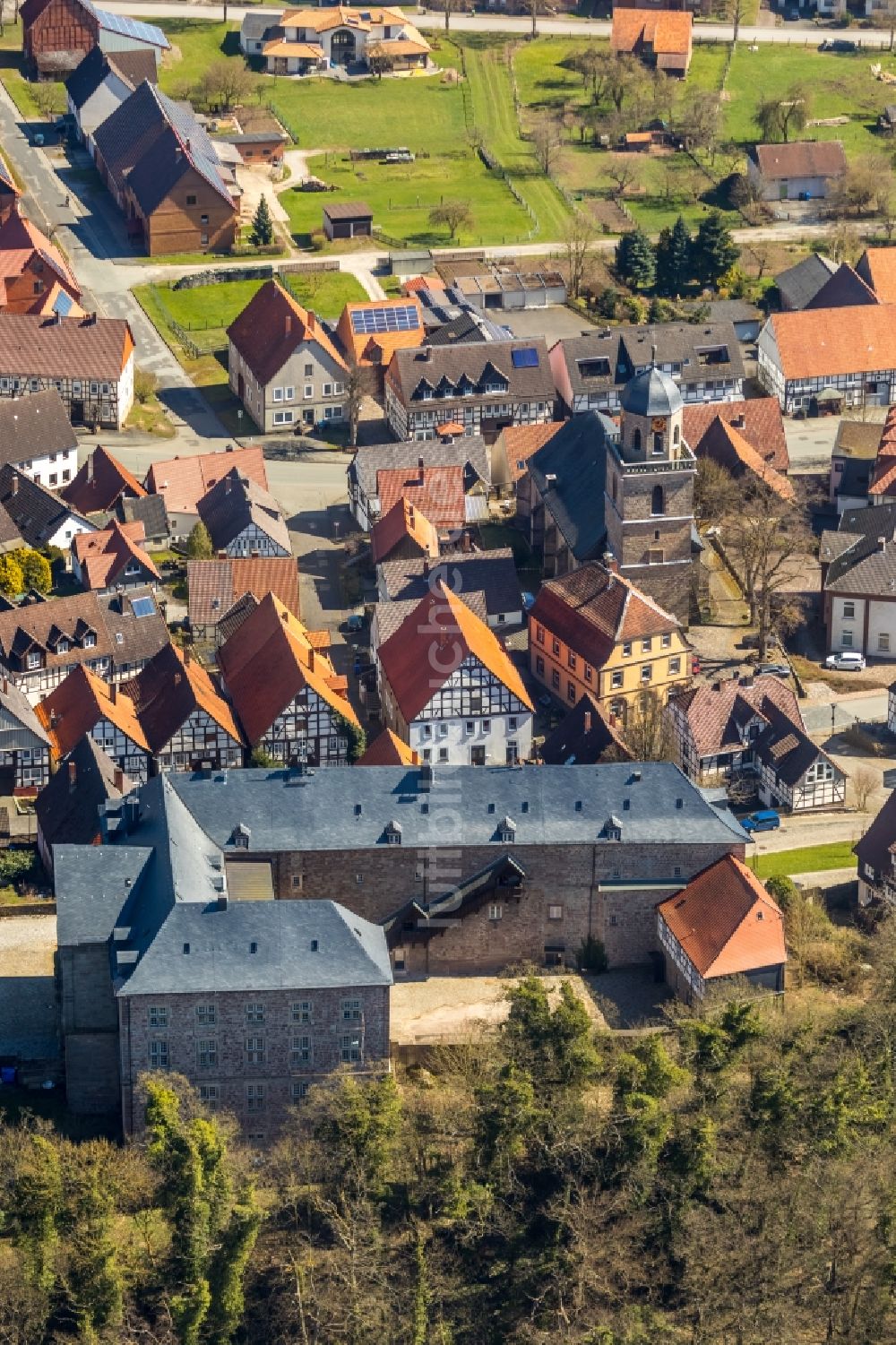 Diemelstadt aus der Vogelperspektive: Burganlage des Schloss Rhoden im Ortsteil Rhoden in Diemelstadt im Bundesland Hessen, Deutschland