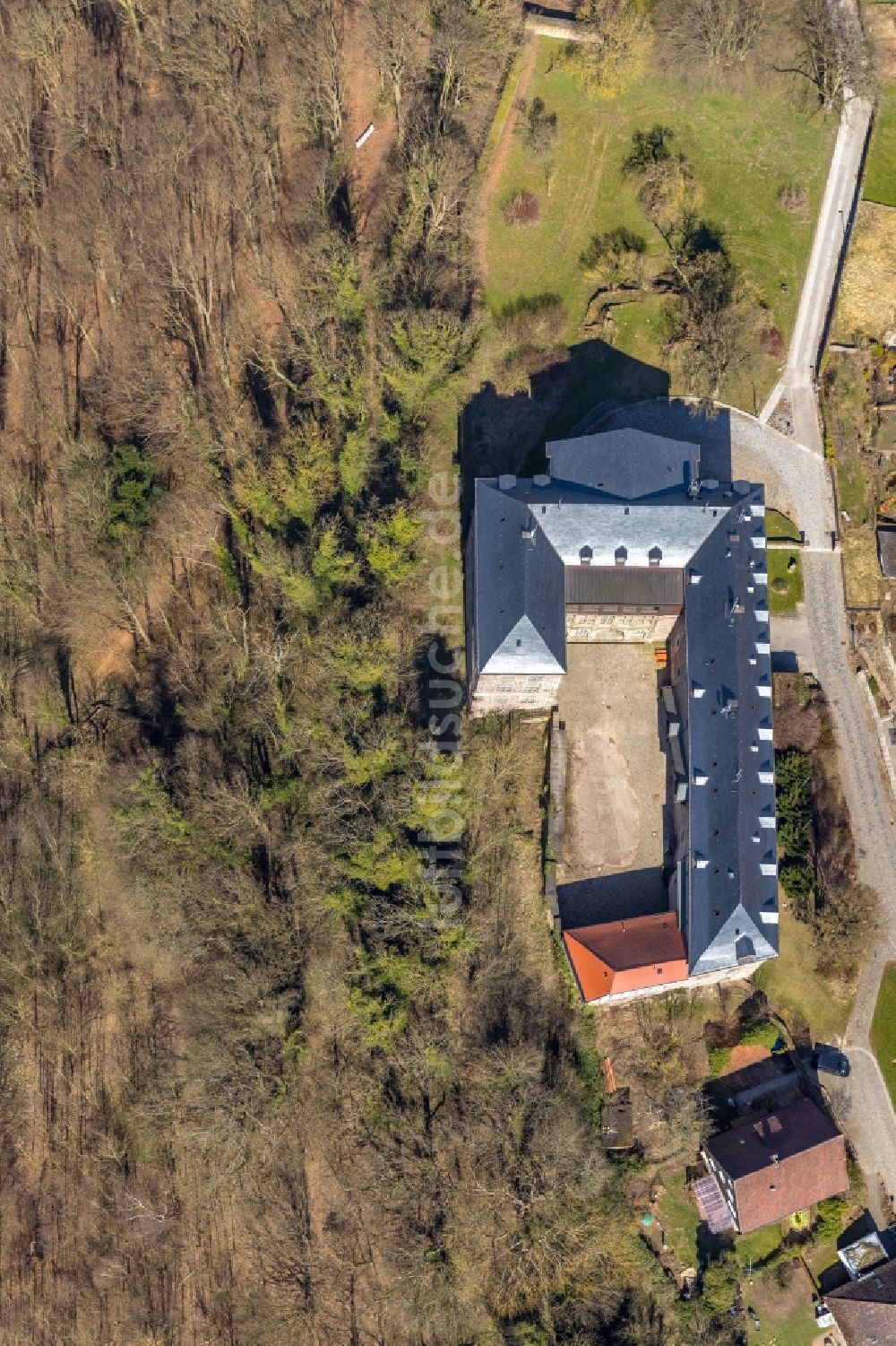 Diemelstadt von oben - Burganlage des Schloss Rhoden im Ortsteil Rhoden in Diemelstadt im Bundesland Hessen, Deutschland