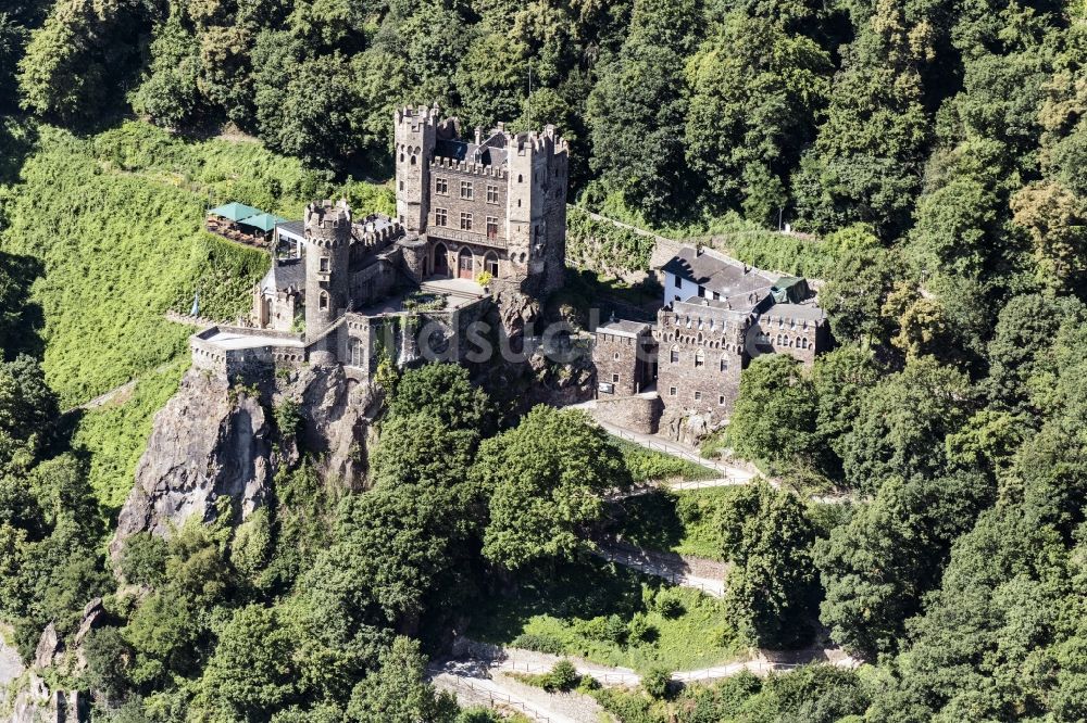 Trechtingshausen aus der Vogelperspektive: Burganlage des Schloss Romantik-Schloß Burg Rheinstein in Trechtingshausen im Bundesland Rheinland-Pfalz, Deutschland