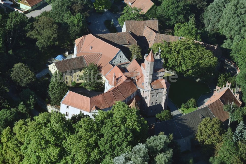 Altenhausen von oben - Burganlage des Schloss Schloß Altenhausen an der Schloßstraße in Altenhausen im Bundesland Sachsen-Anhalt