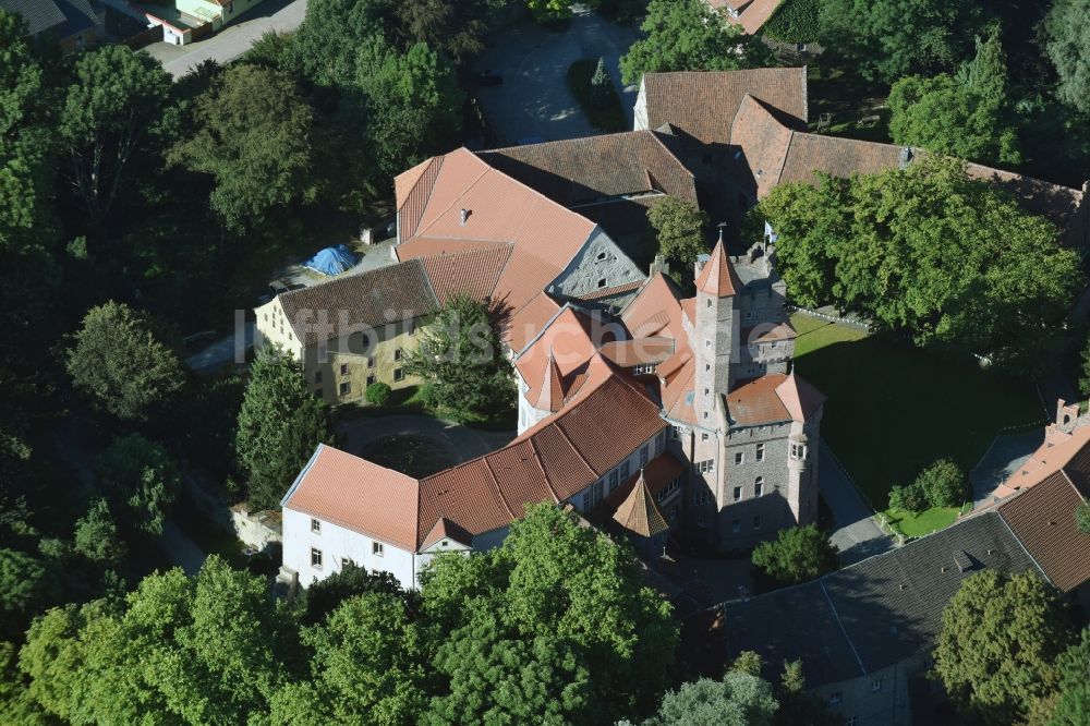 Altenhausen aus der Vogelperspektive: Burganlage des Schloss Schloß Altenhausen an der Schloßstraße in Altenhausen im Bundesland Sachsen-Anhalt