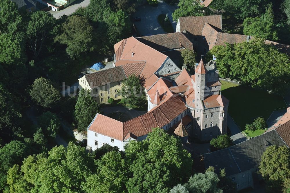 Luftaufnahme Altenhausen - Burganlage des Schloss Schloß Altenhausen an der Schloßstraße in Altenhausen im Bundesland Sachsen-Anhalt