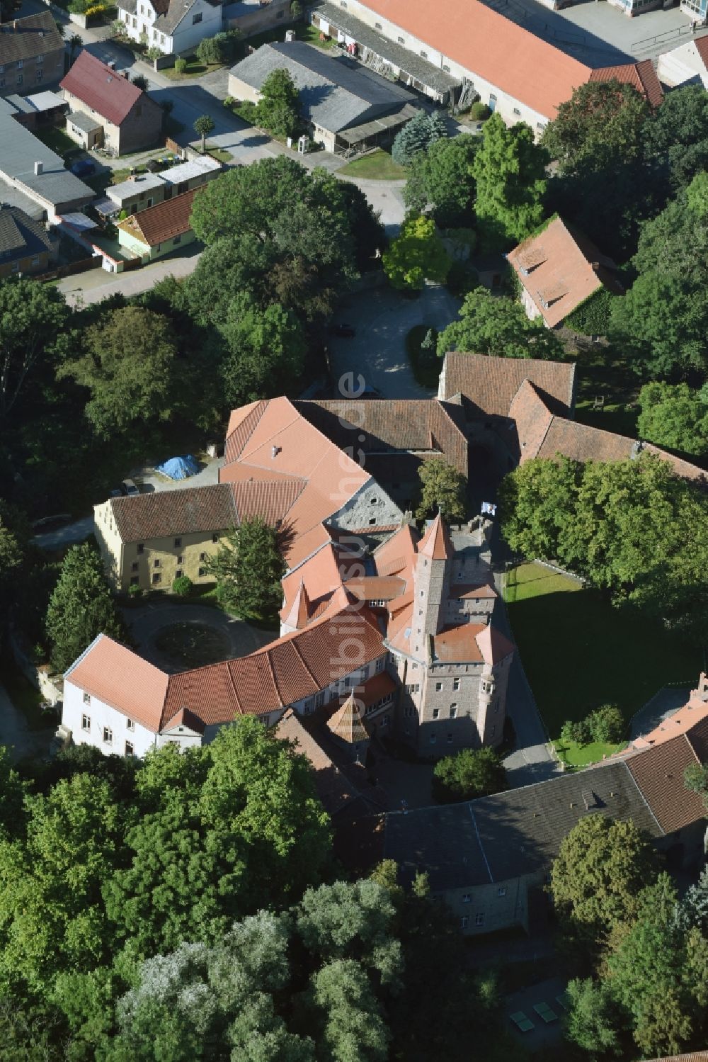 Altenhausen von oben - Burganlage des Schloss Schloß Altenhausen an der Schloßstraße in Altenhausen im Bundesland Sachsen-Anhalt