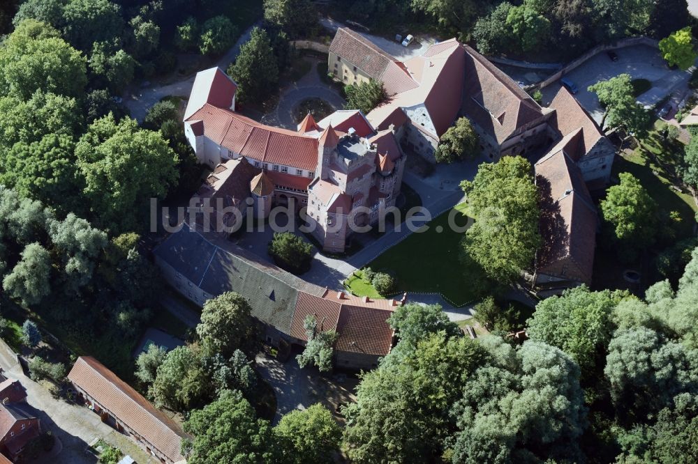 Luftaufnahme Altenhausen - Burganlage des Schloss Schloß Altenhausen an der Schloßstraße in Altenhausen im Bundesland Sachsen-Anhalt