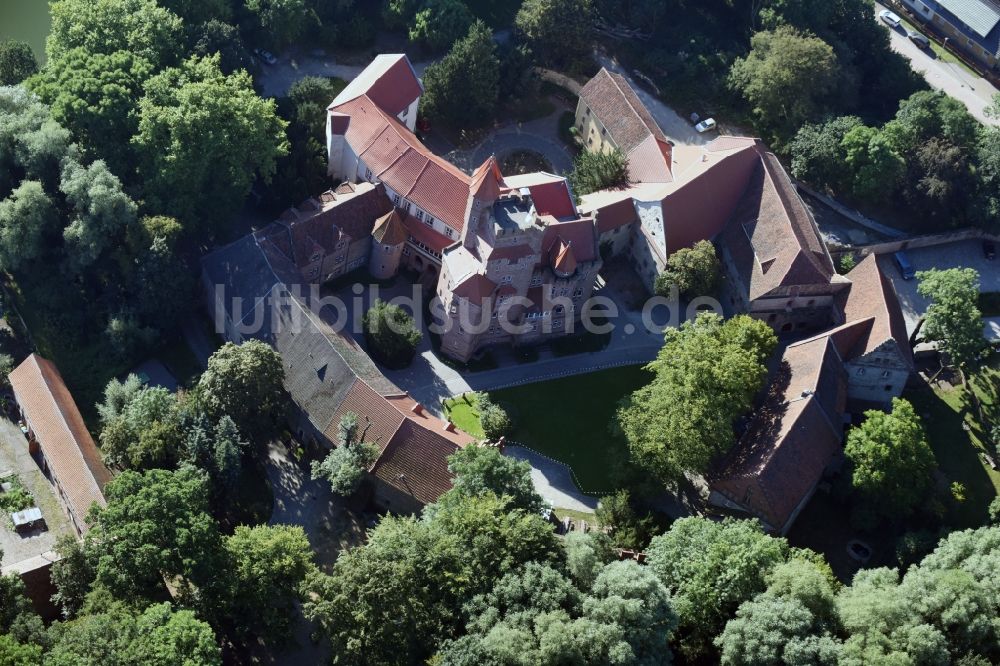 Altenhausen von oben - Burganlage des Schloss Schloß Altenhausen an der Schloßstraße in Altenhausen im Bundesland Sachsen-Anhalt