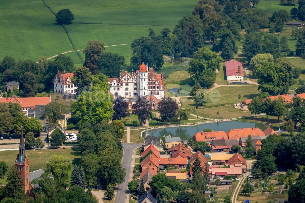 Luftbild Basedow - Burganlage des Schloss Schloss Basedow in Basedow im Bundesland Mecklenburg-Vorpommern