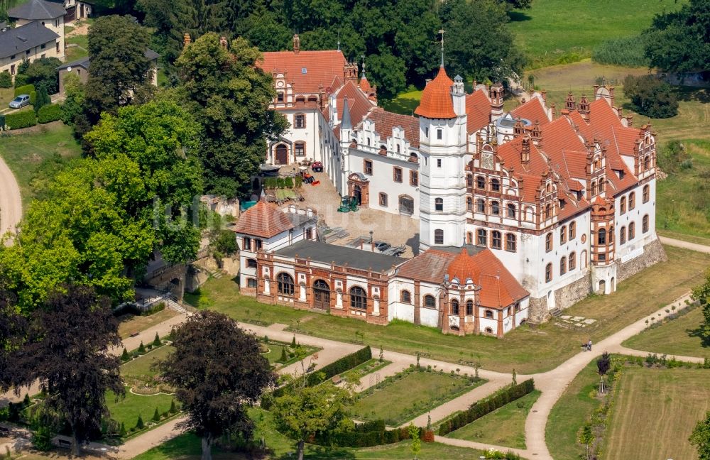 Luftbild Basedow - Burganlage des Schloss Schloss Basedow in Basedow im Bundesland Mecklenburg-Vorpommern