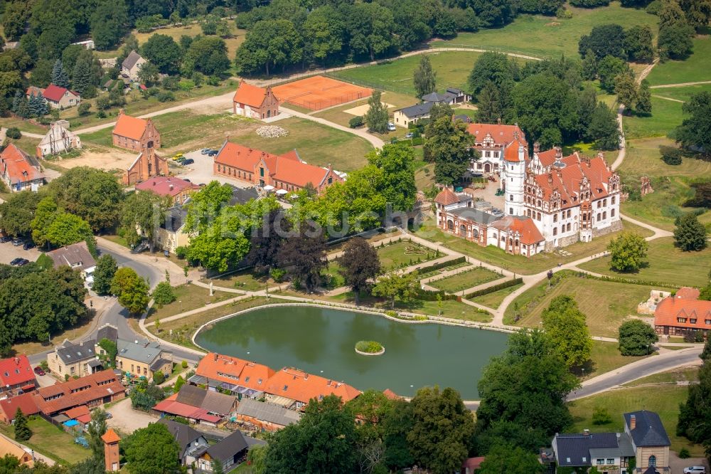 Luftaufnahme Basedow - Burganlage des Schloss Schloss Basedow in Basedow im Bundesland Mecklenburg-Vorpommern