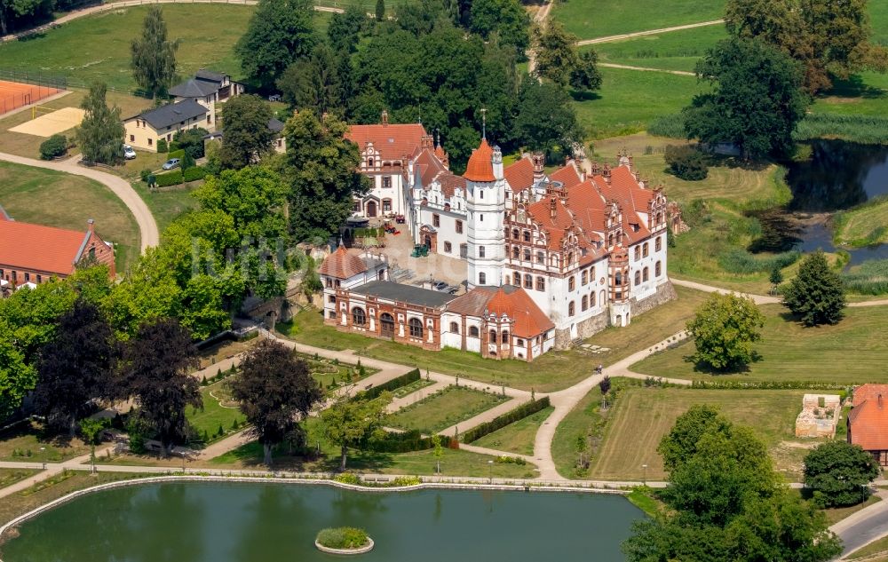 Basedow von oben - Burganlage des Schloss Schloss Basedow in Basedow im Bundesland Mecklenburg-Vorpommern